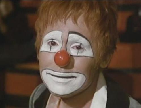 Raphael sings Balada de la trompeta in Sin un Adios (1970)