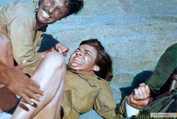 Enrique Ávila and Vivian Pickles in PLAY DIRTY (1969)