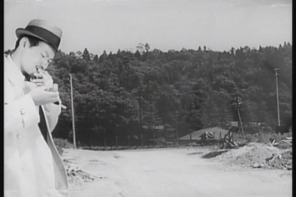 Yuichi Minato as Sho in Atushi Yamatoya's Inflatable Sex Doll of the Wastelands (1967)