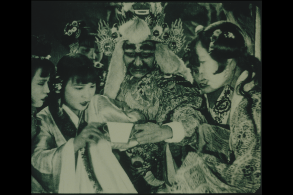 The demon with his spider women minions in Dan Duyu's The Cave of the Spider Women (1927)