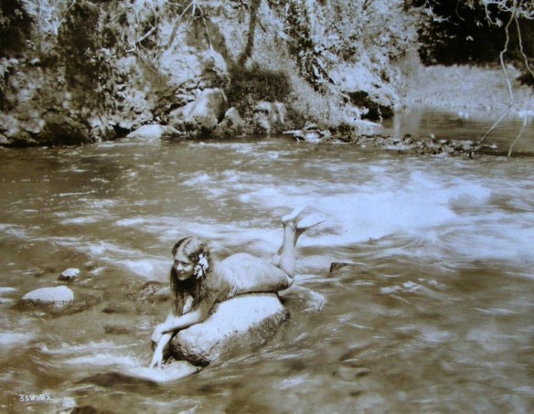 Raquel Torres as the native girl Fayaway in White Shadows in the South Seas (1928)