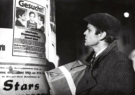 Klaus Kinski plays an escaped mental patient in the German psychological drama/thriller, Der Rote Rausch (1962).